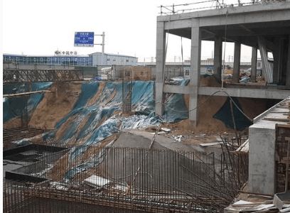 中鐵建工集團鄭州南站拌和站料倉無車輛沖洗設施砂石物料露天堆放